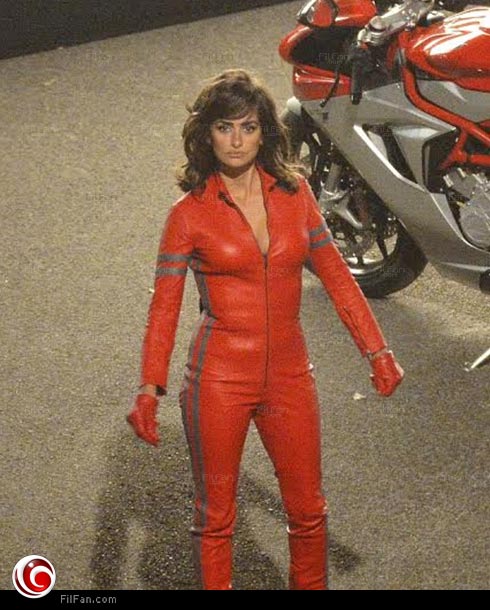 بينيلوبي كروز في الـ Jumpsuit الأحمر