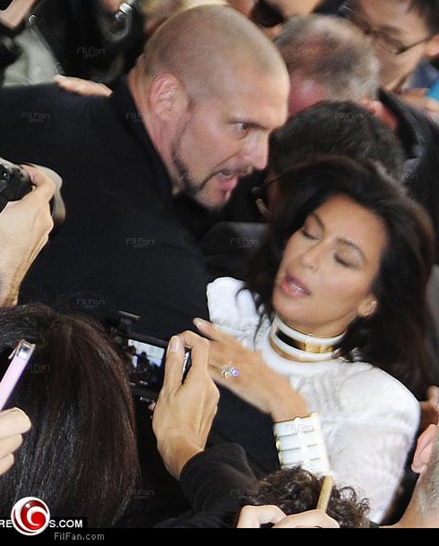 كيم كارداشيان كادت أن تسقط قبل حضورها عرض الأزياء في باريس