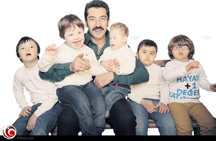 كينان أميرزالي أوغلوا مع أطفال مصابين بمتلازمة &quot;داون&quot;