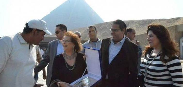 كلوديا كاردينالي في الأهرامات