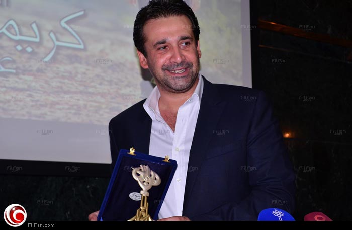 كريم عبد العزيز يتسلم تكريمه