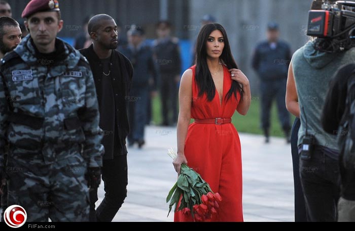 كيم كاردشيان أمام النصب التذكاري