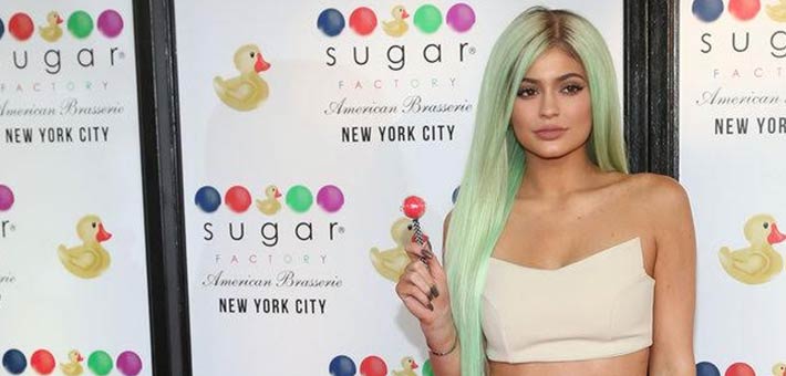 كايلي جينر بشعرها الأخضر