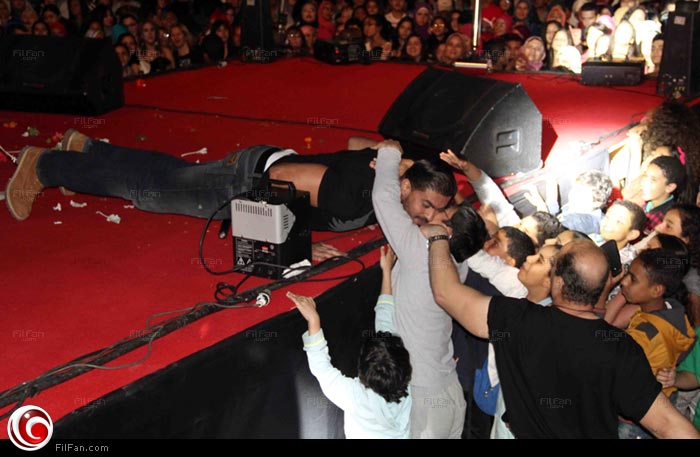 خالد سليم مستلقي على بطنه على خشبة المسرح