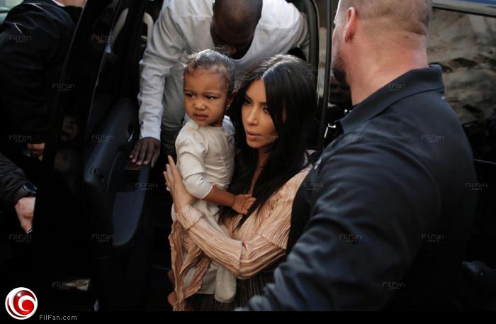 كيم كارداشيان لحظة وصولها مع طفلتها إلى الكاتدرائية في إسرائيل لتعميدها