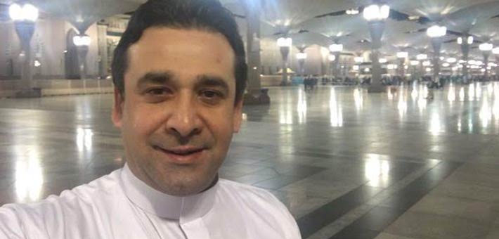 كريم عبد العزيز يؤدي مناسك العمرة