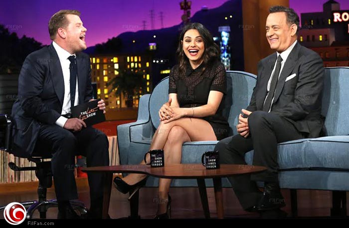 ميلا كونيس في الحلقة بجانب توم هانكس وجيمس كوردن