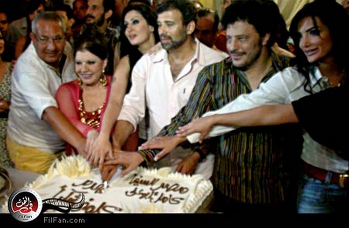 شويكار وخالد يوسف وغادة عبد الرازق وعمرو عبد الجليل والمنتج كامل أبو علي أثناء الحتفال ببدء تصوير &quot;كلمني شكراً&quot;