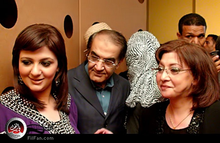 شذى بطلة الفيلم مع والدها ووالدتها في العرض الخاص لـ&quot;قاطع شحن&quot;