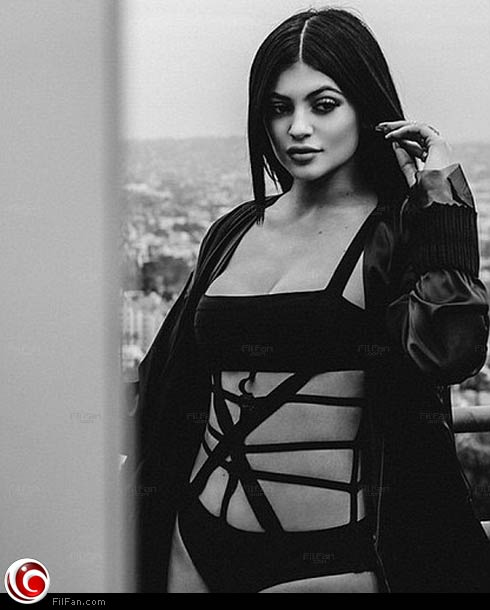 كايلي جينر بنلابس لا تتناسب مع سنها الصغير