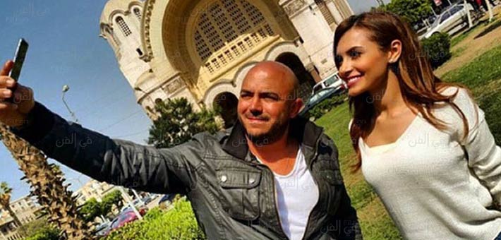 محمود العسيلي يلتقط "Selfie" مع كارمن سليمان في كواليس "عشرة على عشرة"