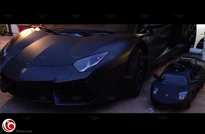 سيارة نورث ويست بجانب سيارة والدها