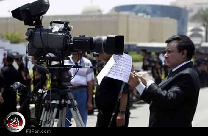 خيري حسن يقرأ من أوراق خلال بث مباشر