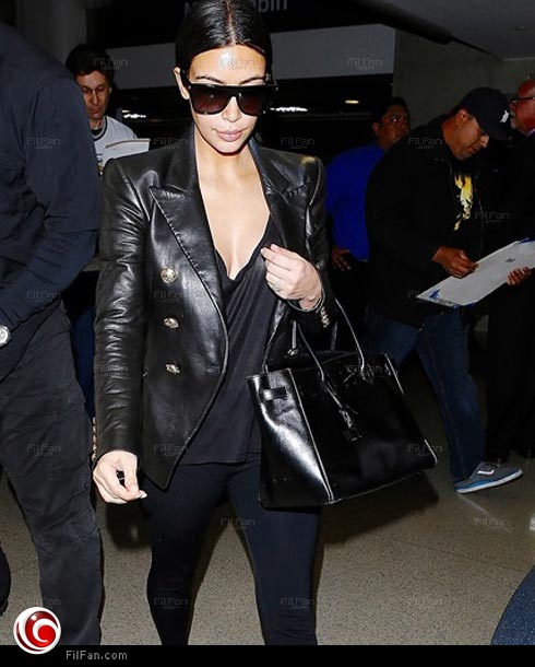 كيم كارداشيان عائدة وحيدة من شهر عسلها