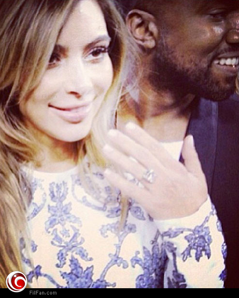 كيم تستعرض خاتم الخطوبة