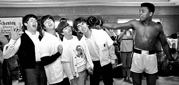 محمد علي في لقائه مع أعضاء فريق The Beatles