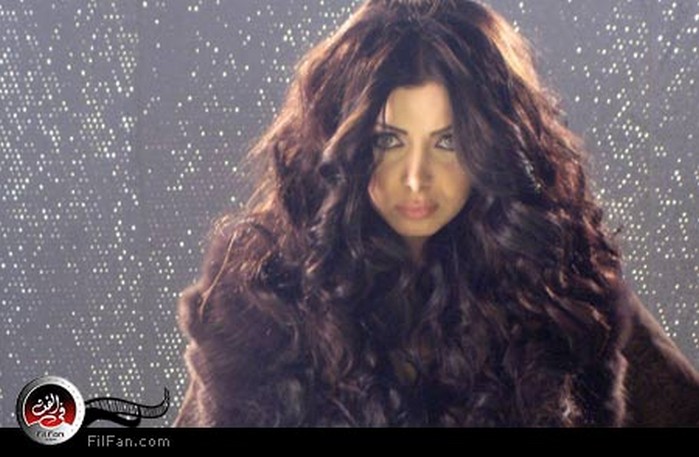 كلوديا حنا في مشهد من الكليب