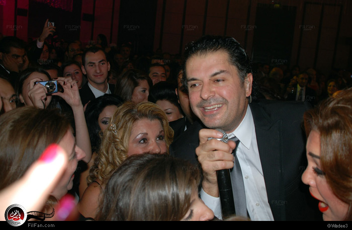 راغب علامة في الحفل وقد أحاطت به المعجبات