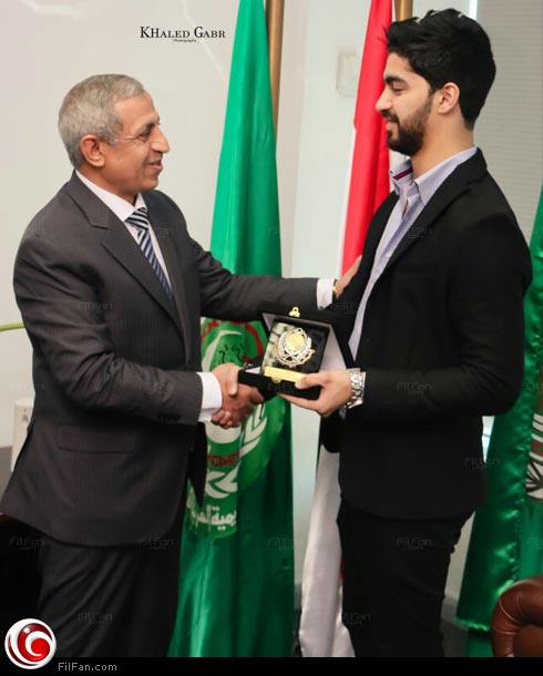 مينا يتسلم درع الأكاديمية