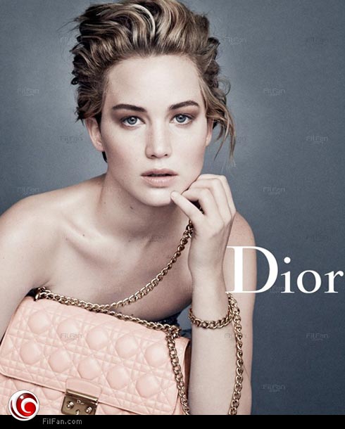 جينفر لورانس تحمل حقيبة &quot;Dior&quot;
