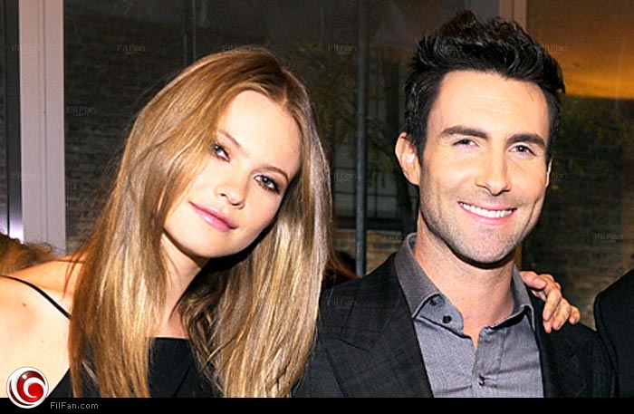 دم ليفين مع خطيبته عارضة الأزياء بيهاتي برينسلو ، 