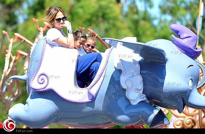 لوبيز تركب الفيل الطائر مع ماكي وإيمي