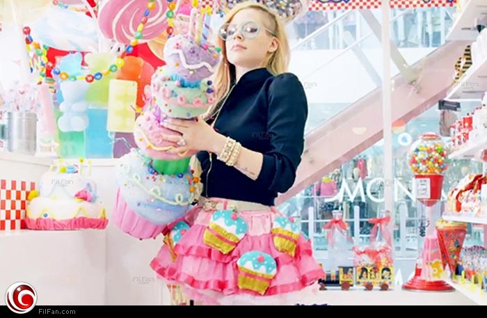 أفريل لافين بقصة شعر تشبه 