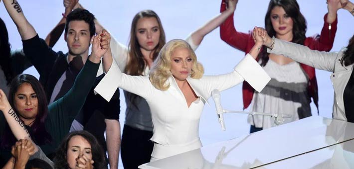 ليدي جاجا وهي تؤدي أغنية Til it Happens to You في حفل الأوسكار 2016