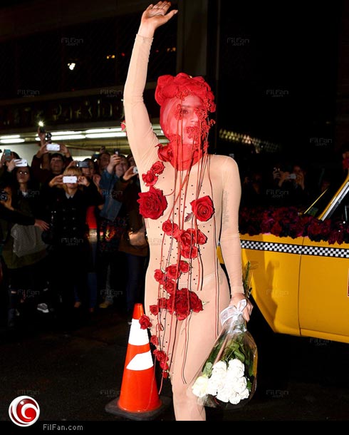 ليدي جاجا تحتفل بعيد ميلادها بفستان شفاف