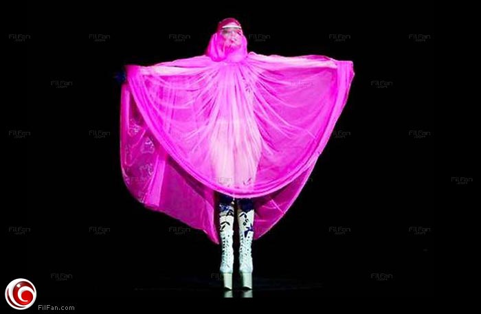 ليدي جاجا في ثياب تشبه النقاب