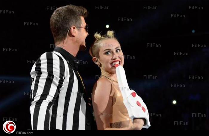 رقص مايلي سايرس الخليع مع روبن ثيكي