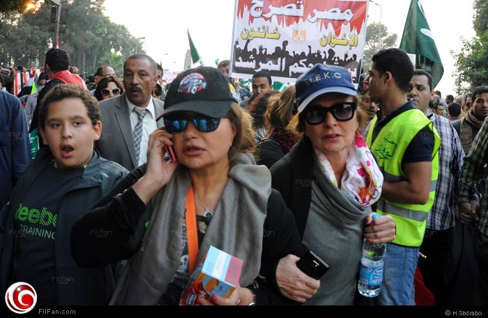 ليلى وإبنها خالد ومعهما يسرا في الميدان