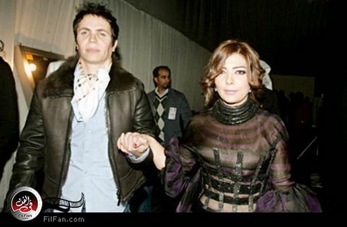 أصالة أثناء اتجاهها إلى المسرح