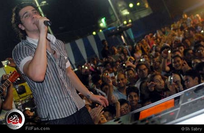 قماح يغني في بورسعيد - تصوير: شريف صبري