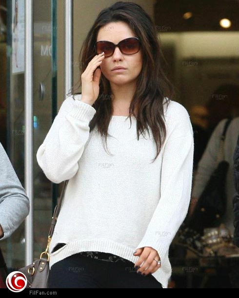  ميلا كونيس تظهر بخاتم الخطوبة الألماس