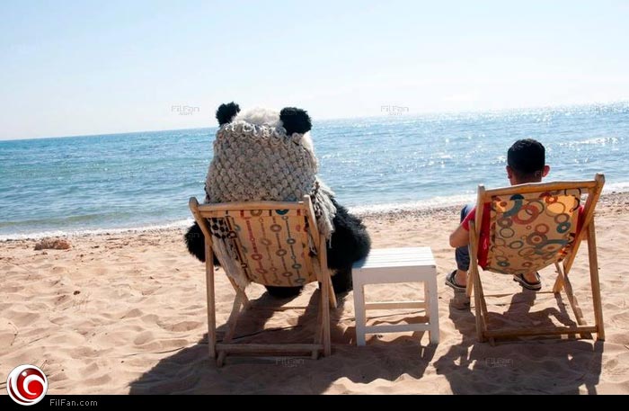 أحمد حلمي يستجم على الشاطئ مع باندا &quot;صنع في مصر&quot;