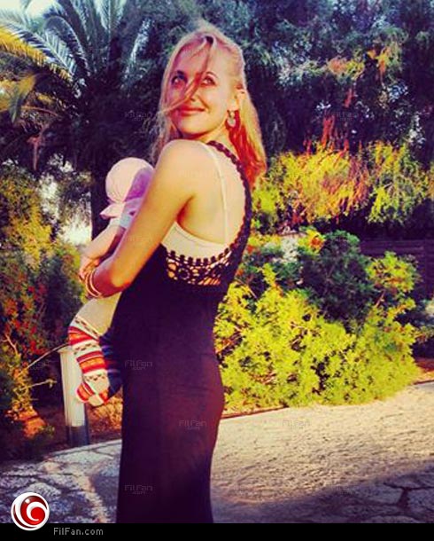 مريم أوزرلي مع ابنتها &quot;لارا&quot;