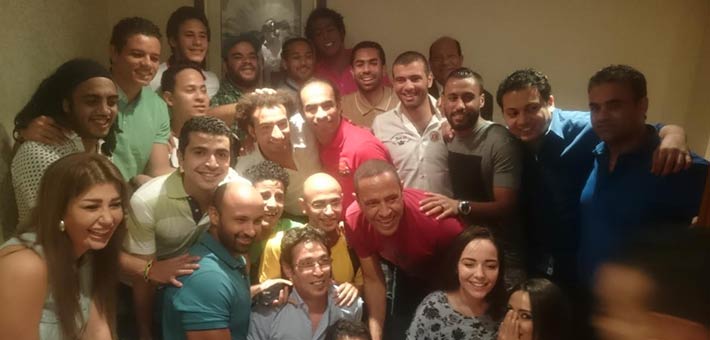 صورة جماعية للاعبي النادي الأهلي برفقة أبطال &quot;مسرح مصر&quot;