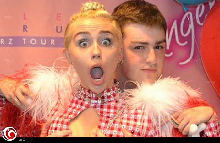 مايلي سايرس تداعب محبيها بالتقاط الصور المبتذلة معهم