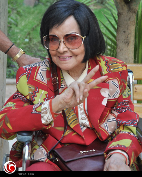 مديحة يسري على كرسيها المتحرك 