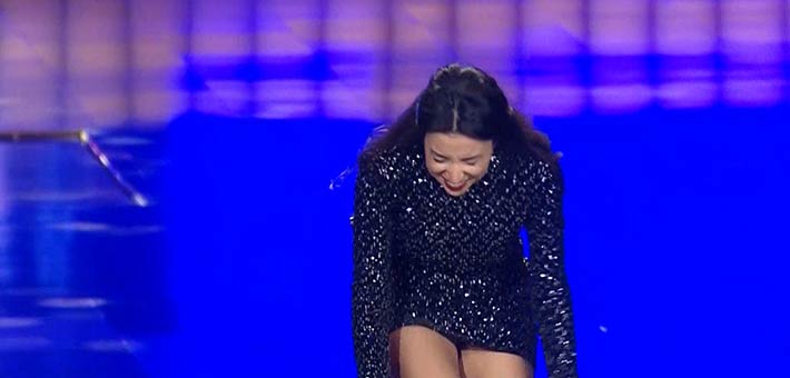 ممثلة شركة Mad Solutions تتعثر على المسرح