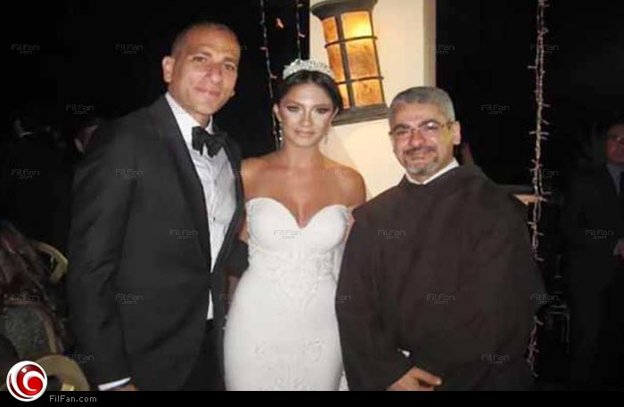 ميريت وزوجها بصحبة الأب بطرس