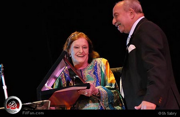 الفنانة مريم فخر الدين وممدوح الليثي أثناء تكريمها في مهرجان الإسكندرية