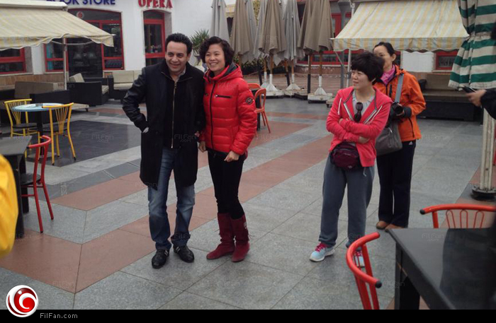 مصطفى قمر مع محبيه الصينيين