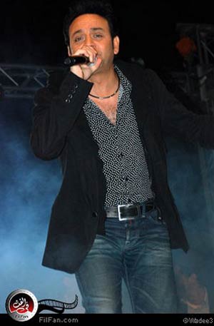 مصطفى قمر يغني فى فرح شقيق &quot;الحاجة زهرة&quot;