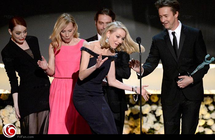 ناعومي واتس كادت أن تقع في حفل جوائز &quot;SAG&quot; وإيما ستون خلفها مذهولة