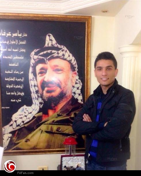 محمد عساف مع صورة عرفات