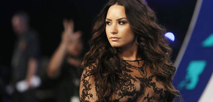 ديمي لوفاتو على السجادة الحمراء