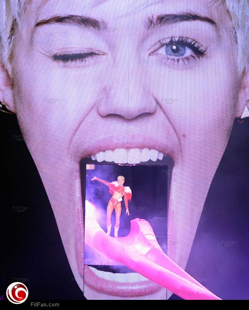 مايلي سايرس تدخل المسرح بواسطة لسانها الطويل