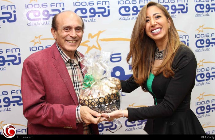 محمد صبحي يتسلم هدية عيد ميلاده